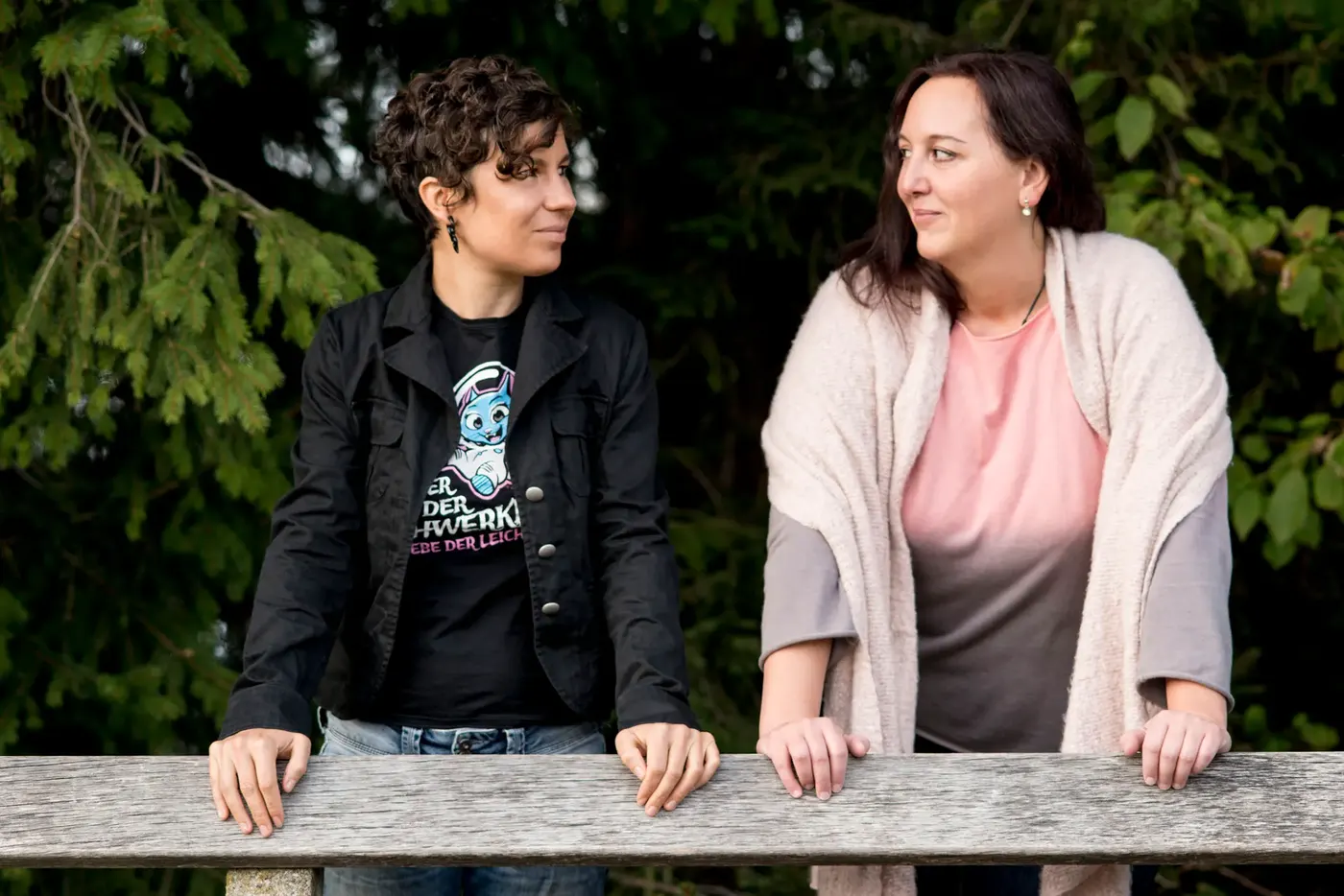 Constanze Wilz und Beate Berger, Gründerinnen von Femformation, auf einem Holzsteg